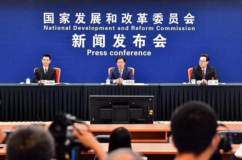 国家发改委：指导地方和企业促进风电、太阳能发电等清洁能源电力多发满发